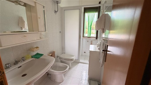 Villa Di 3 Vani e Acc. In Buono Stato, Rivestita In Pietra e Recintata.